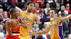 Los Angeles Lakers Steve Nash leaves knee injury