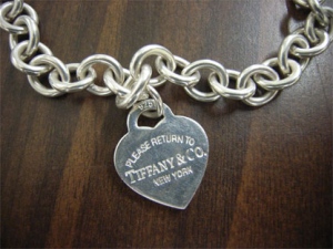 Toronto police have released this photo of a counterfeit Tiffany bracelet.