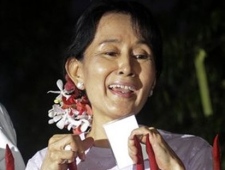 Burma's pro-democracy leader Aung San Suu Kyi talks to the supporters as she stands at the gate of her home Saturday, Nov. 13, 2010 in Burma.(AP Photo/Khin Maung Win) 