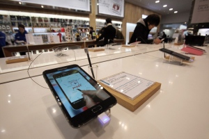 Samsung's Galaxy Note II is displayed at the company's headquarters in Seoul, South Korea on Friday, Jan. 25, 2013. (AP Photo/Ahn Young-joon)