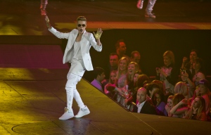 Bieber, booed, london, late, concert