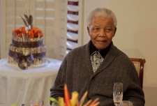 Nelson Mandela remains in hospital lung infection