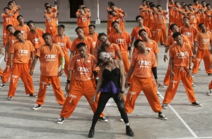 Philippines inmates dance Michael Jackson thriller