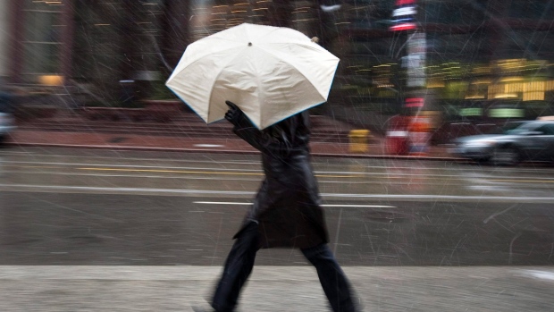 多伦多出现了雪花飞舞，为城市北部地区发布了暴风雪预警