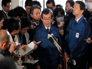 Tokyo Electric Power Co. President Masataka Shimizu, center, speaks to media at the Fukushima prefectural office a month to the day after an earthquake and tsunami struck northeastern Japan, in Fukushima, Japan, Monday, April 11, 2011. (AP Photo/Hiro Komae)