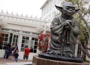 Yoda indiana Jones statue unveiled at park