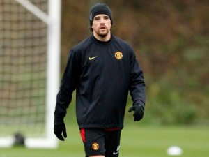 Manchester United's Owen Hargreaves trains after a long-term injury at Carrington training ground the day before his team's Champion's League group B soccer match against Besiktas in Manchester, England, Tuesday Nov. 24, 2009. (AP Photo/Jon Super)