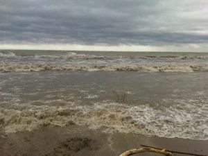 Waves crash shore on Lake Ontario in Toronto on Thursday, April 11, 2011. (CP24/Cam Woolley)