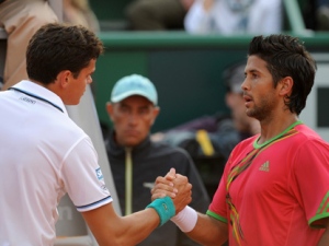 Spain's Fernando Verdasco, right, shake hands with Canada's Milos Raonic as Raonic give up after losing the first set of the Estoril Tennis Open Semi-finals. Verdasco won 6-4. (AP Photo/Paulo Duarte)