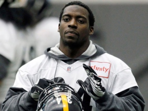 This Jan. 27, 2011, file photo shows Pittsburgh Steelers running back Rashard Mendenhall during NFL practice in Pittsburgh. Mendenhall has created a stir with comments made on his official Twitter page regarding Osama bin Laden's death. (AP Photo/Keith Srakocic, File)