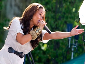 Alicia Keys performs in Central Park, on ABC's "Good Morning America" show in New York, Friday, June 25, 2010. When Stephen Lewis sought supporters for his Hope Rising! benefit concert in Toronto on Tuesday, he could think of no better headliner than Grammy-winning artist Alicia Keys. (THE CANADIAN PRESS/AP-Charles Sykes)