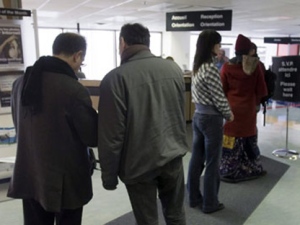 People line up at the Resource Canada offices in Montreal in this Thursday, April 9, 2009, file photo. (THE CANADIAN PRESS/Ryan Remiorz) 