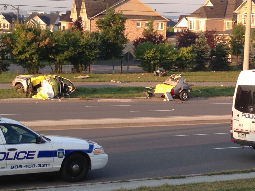 Woman 19 dead after vehicle smashes into pole in Mississauga