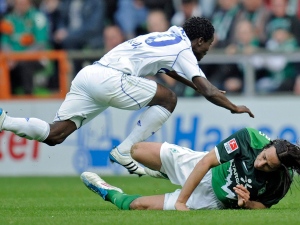 Schalke's Anthony Annan of Ghana, left, and Bremen's Torsten Frings challenge for the ball during the German first division Bundesliga soccer match between Werder Bremen and FC Schalke 04 in Bremen, Germany, Saturday, April 16, 2011. (AP Photo/Martin Meissner)