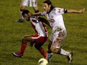 Canada's Toronto FC's Torsten Frings, left, and Nicaragua's Real Esteli FC's Wilber Sanchez, left, battle for the ball during a CONCACAF Champions League soccer match in Esteli, Nicaragua, Tuesday, Aug 2, 2011. Toronto FC won 2-1. (AP Photo/Esteban Felix)