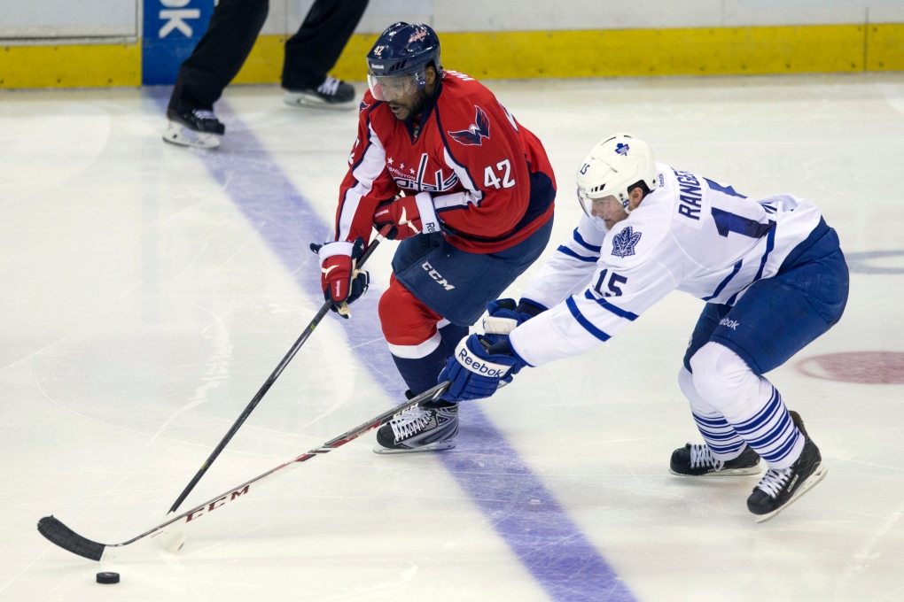 Auston Matthews scores hat trick as Maple Leafs top Flames 4-3