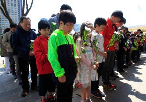 Children honour victims of sunken ferry