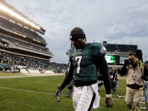 Eagles lose; Vick breaks hand