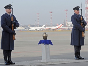 Polish Air Force soldiers salute the ashes of Gen.Tadeusz Sawicz, the last surviving Polish pilot from the 1940 Battle of Britain, during the arrival ceremony at the military airport in Warsaw, Poland, Tuesday, Nov. 29, 2011. Sawicz died last month in Toronto, Canada, at the age of 97. (AP Photo/Alik Keplicz)