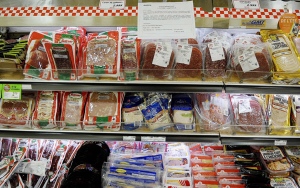 A sign at a Metro store advising customers that Maple Leaf products found on their shelves are not part of the recall is seen in Montreal, Wednesday, Aug. 27, 2008. (Graham Hughes / THE CANADIAN PRESS)