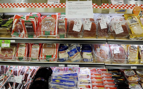 A sign at a Metro store advising customers that Maple Leaf products found on their shelves are not part of the recall is seen in Montreal, Wednesday, Aug. 27, 2008. (Graham Hughes / THE CANADIAN PRESS)