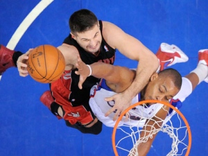 Toronto Raptors forward Linas Kleiza, left, of Lithuania goes up for a shot as Los Angeles Clippers guard Randy Foye defends during the second half of their game, Sunday, Jan 22, 2012, in Los Angeles. (AP Photo/Reed Saxon) 