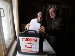 Russians cast their ballot papers in the village of Lomakino, Smolensk region, western Russia, Sunday, March 4, 2012. Polling stations have opened across Russia for the presidential elections widely expected to return Vladimir Putin to the Kremlin as President. (AP Photo/Sergei Grits)