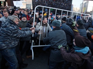 Opposition protesters clash with police in the center of Moscow after a rally, Russia, Saturday, March 10, 2012. More than 20,000 protesters streamed down a central Moscow avenue Saturday to denounce Vladimir Putin's presidential election win, but the crowd's relatively small size compared to recent protests suggested the opposition movement has lost some momentum. (AP Photo/Alexander Zemlianichenko Jr.)