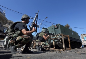 Lebanese troops fight militants on streets