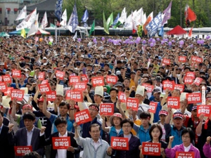 Workers shout slogans during a May Day rally in downtown Seoul, South Korea, Tuesday, May 1, 2012. Tens of thousands of workers demanded the revision of labour law, abolition of temporary workers and a stop to importing U.S. beef. The signs read "General strike." (AP Photo/Lee Jin-man)