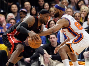 Miami Heat's LeBron James drives past New York Knicks' Baron Davis during the first half of Game 4 of an NBA basketball first-round playoff series at Madison Square Garden, Sunday, May 6, 2012, in New York. (AP Photo/Frank Franklin II)