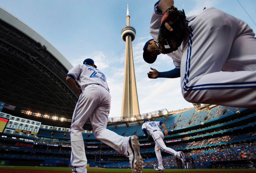 Blue Jays slugger Vladimir Guerrero Jr. trades jersey with Josh