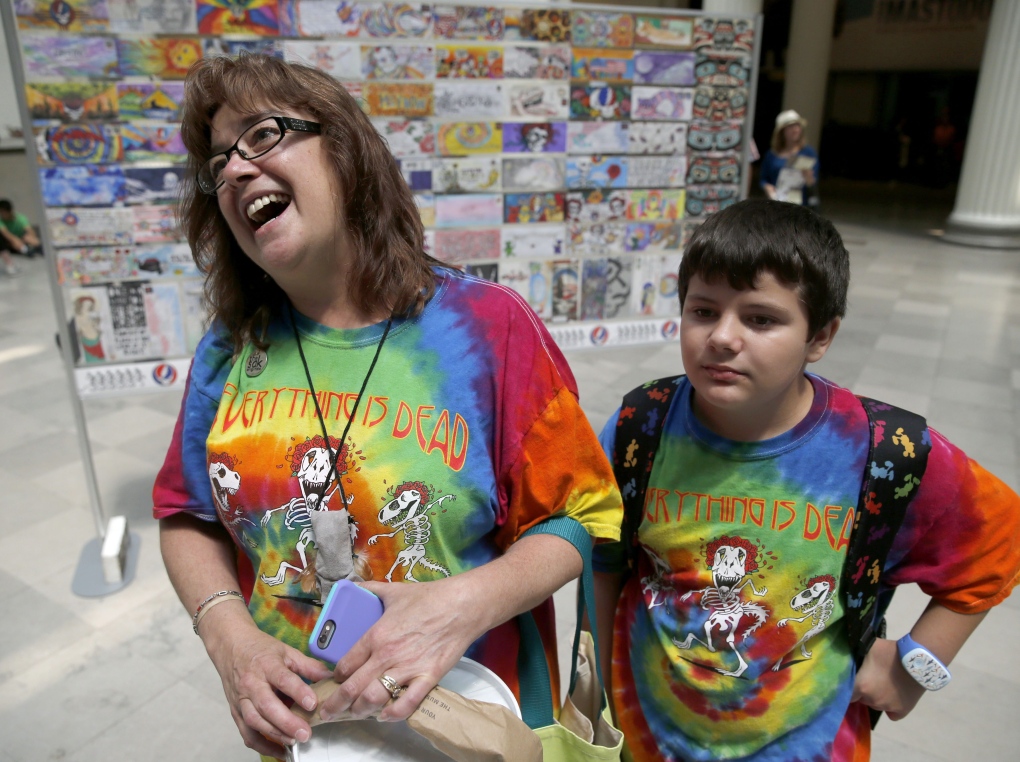 PHOTOS: Grateful Dead fans descend on Chicago - ABC7 Chicago