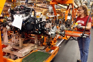 Employees work on a minivan at a Chrysler plant in Windsor, Ont., on Monday, Nov. 3, 2008. (Dave Chidley / THE CANADIAN PRESS)