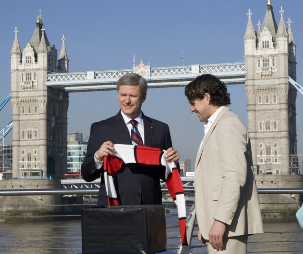 Canadian Owen Hargreaves, who plays for Manchester United in the premier league, presents Prime Minister Stephen Harper with a scarf during a photo op in front of Tower Bridge in London, England, Wednesday, April 1, 2009. (Adrian Wyld / THE CANADIAN PRESS)  