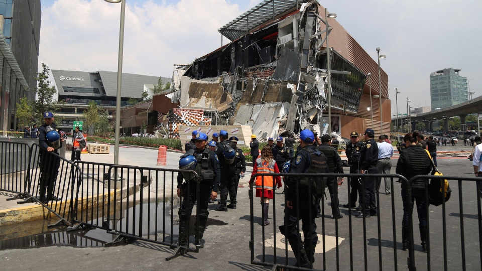 Controversial Mexico City mall partly collapses - Taipei Times