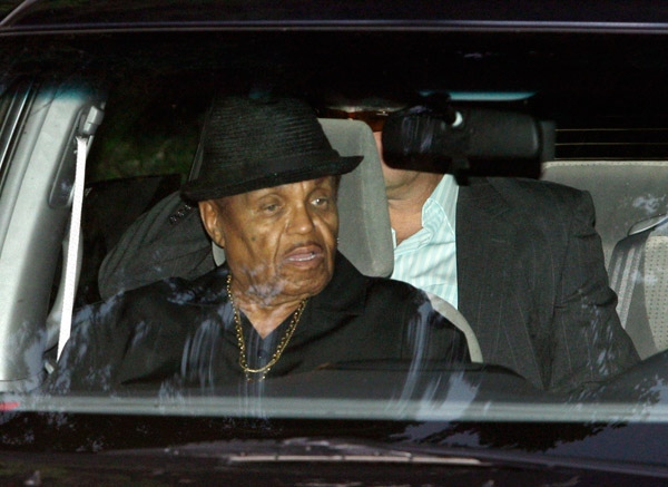 Joe Jackson leaves the Jackson family home in Encino, Calif., Monday, June 29, 2009. (AP / Carolyn Kaster)