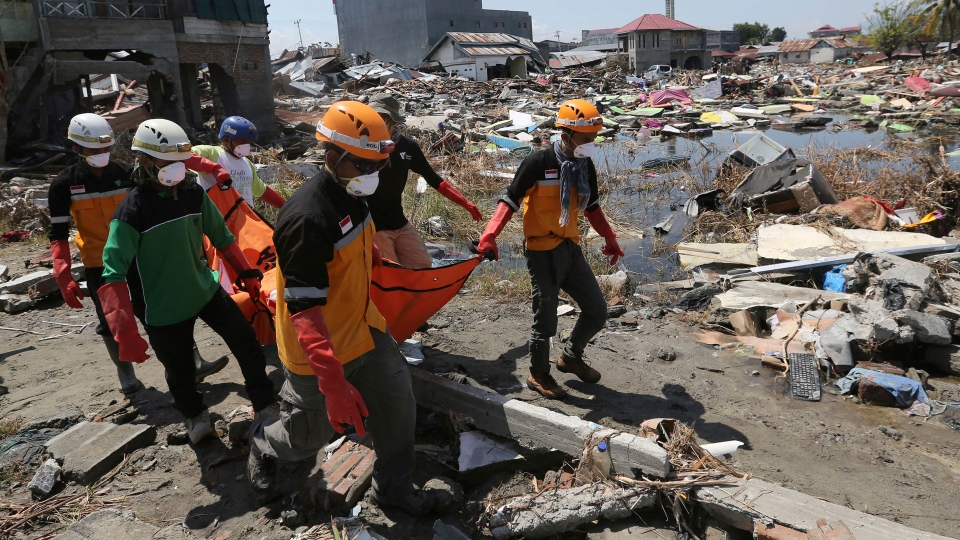 Indonesia disaster survivors search debris for food, drinks | CP24.com