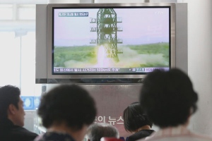 South Koreans watch a television broadcasting undated image of a North Korea launch missile at the Seoul Railway Station in Seoul, South Korea, Saturday, July 4, 2009. (AP Photo/Ahn Young-joon)