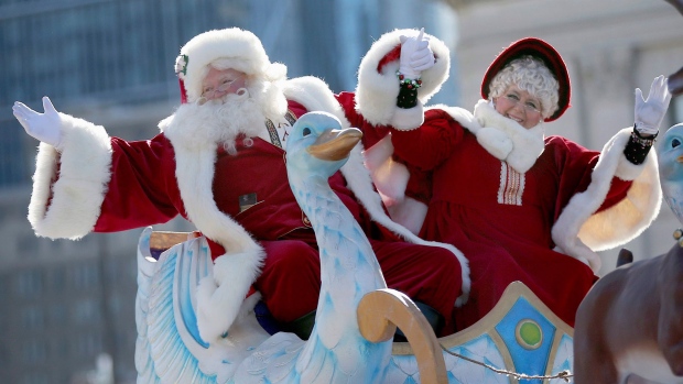 圣诞老人游行占领多伦多市中心，标志着假日季节的开始