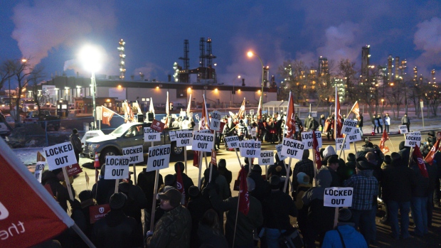 Unifor tries to shut down Regina refinery Co op says union breaking