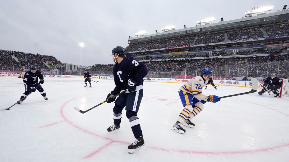 Hinostroza leads Sabres past Maple Leafs in outdoor game