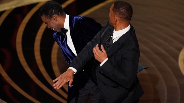 Will Smith Slaps Chris Rock On Stage At Oscars Apologizes After Winning Best Actor Cp Com