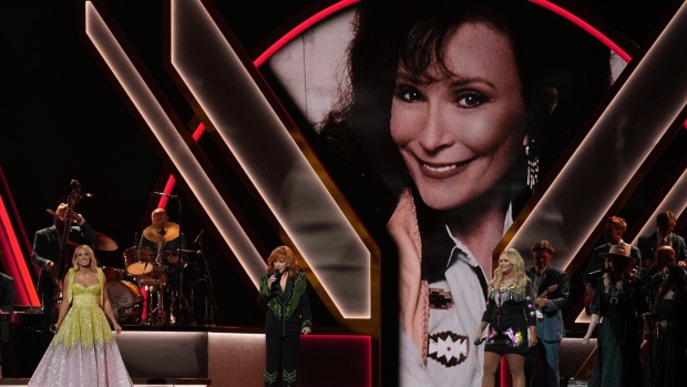 CMA Awards hedrer Loretta Lynn, Combs vinner årets album