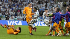 Netherlands players confront Nahuel Molina