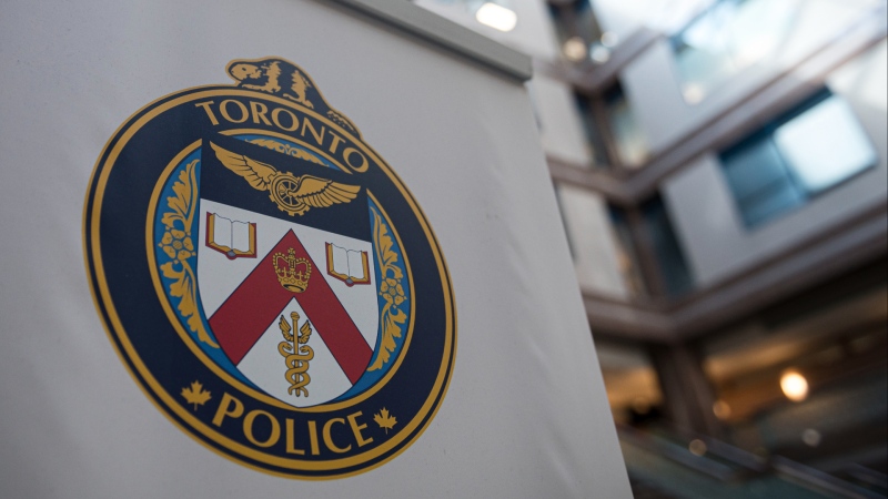 Man wanted for allegedly assaulting Toronto cop turns himself in, police say