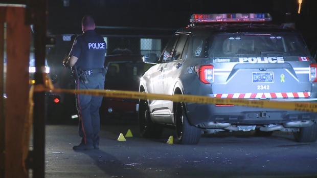 周六晚上，在多伦多北区埃托比科，一名男子被枪击
