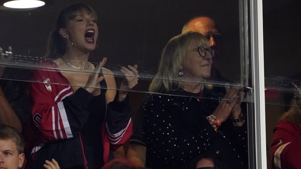 Taylor Swift Cheers on Travis Kelce at Chiefs-Jets