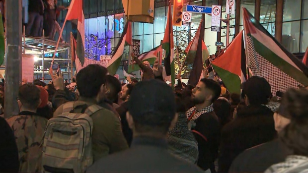 多伦多市中心举行集会谴责加沙医院爆炸事件