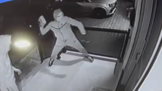 视频显示涉嫌汽车盗窃者将砖头扔进多伦多市中心的住宅，以获取进入并偷取钥匙。